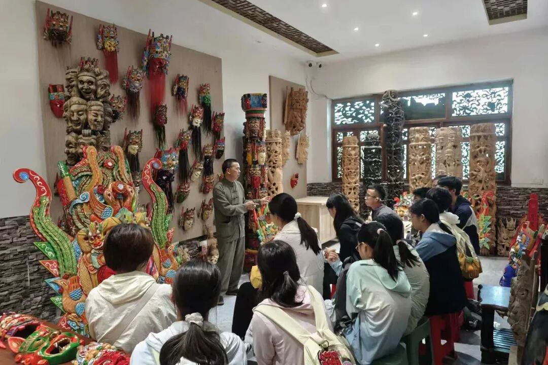 秦发忠为研学团队讲解-FZ10022680088.jpg