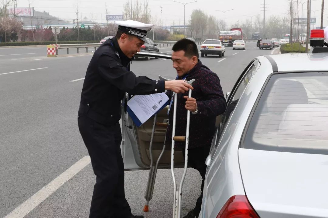 除此之外濟南車管的蜀黍還對已考取駕駛證的殘疾人駕駛人進行跟蹤服務