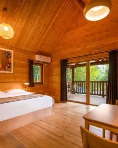 莫干山象月湖国际休闲度假谷·马赛独栋大床木屋『景观露台|微波炉|冰箱』 1晚