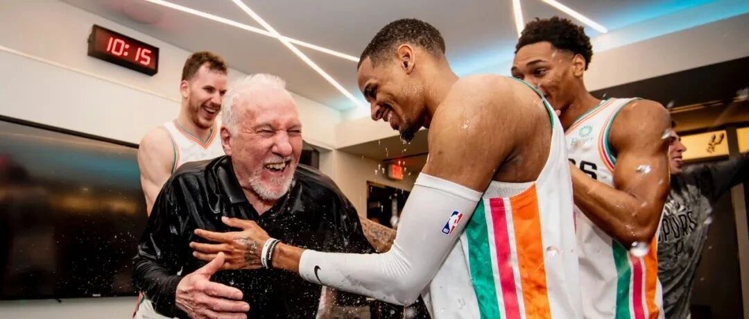 谢谢小伙子们，我们想浇这老头很久了