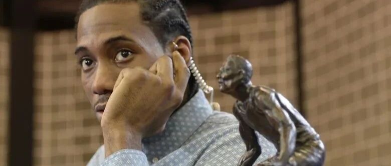 看着在场上奔跑的年轻人 满是自己曾经的样子