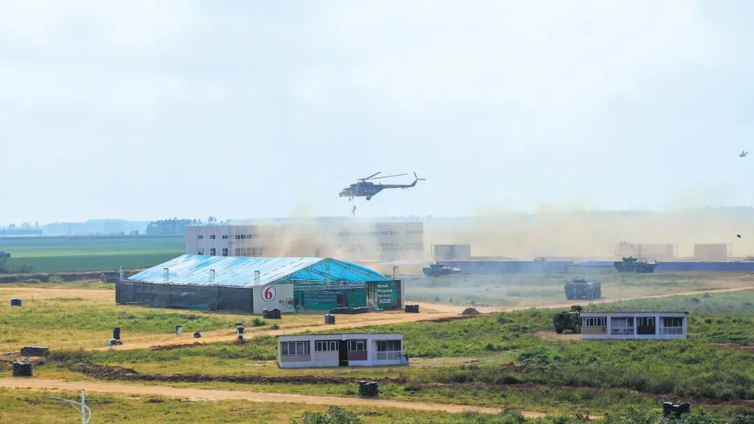 “和平友谊-2023”多国联合演习陆上方向实兵演练现场。林清华 摄