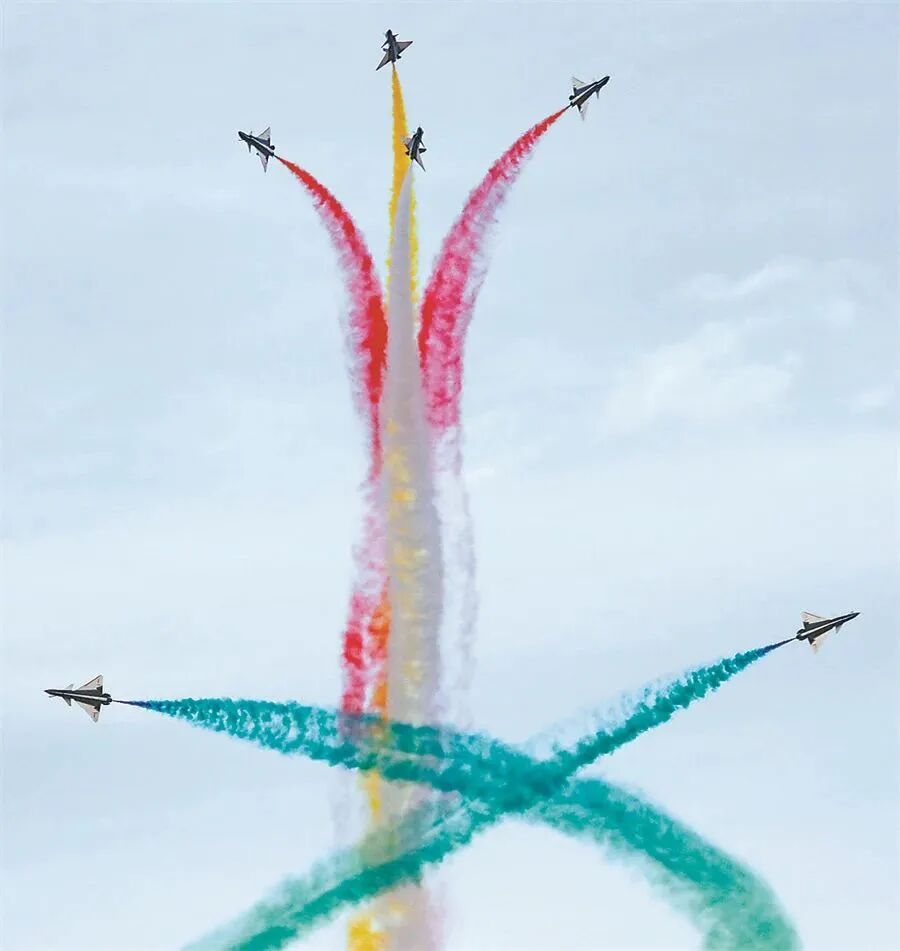 国防部发布空中芭蕾极具震撼力