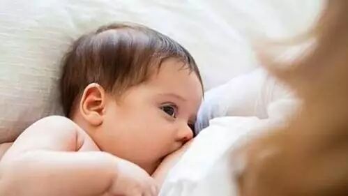 新生儿漾奶、吐奶、呛奶的处理方法,超实用（建议收藏）