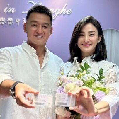 洪小铃当妈6天,张天霖辞去董事长职位,回归家庭照顾老婆和女儿