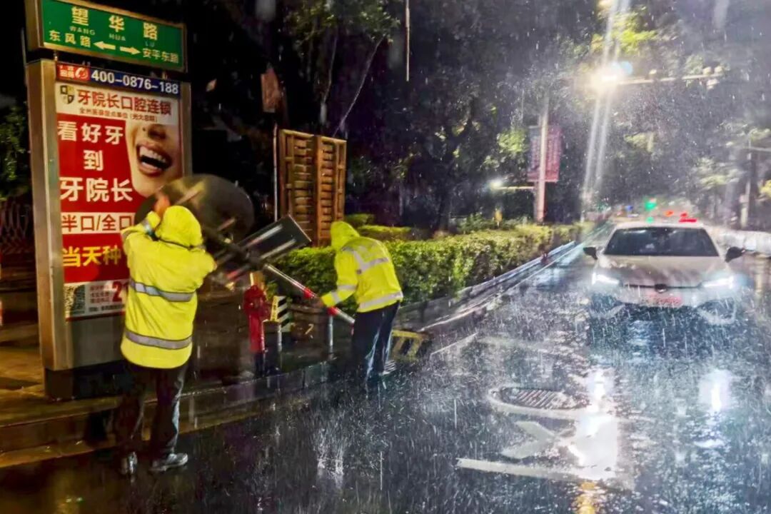 文山市公安局交管大队民警在重点路口、易堵路段、积水点位清理路障.jpg