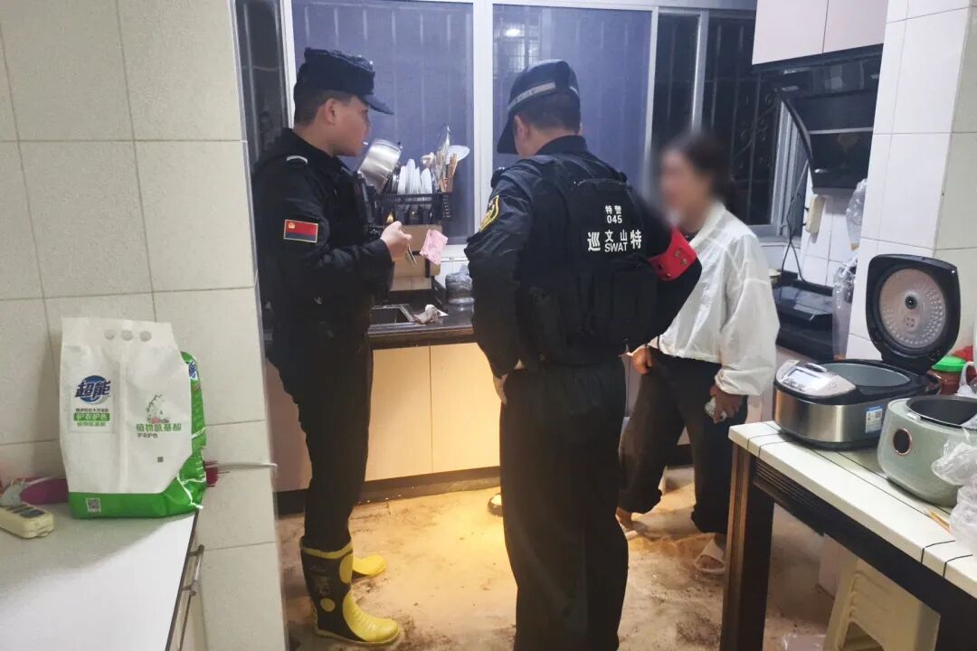 文山一群众家中因暴雨被淹、家中断电，特巡警第一时间前往现场开展救助（2）。.jpg