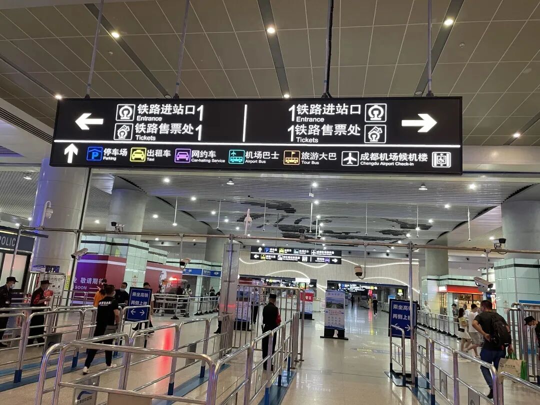 东站西广场出站层机场大巴站台出口,并与火车及地铁出站口无缝衔接