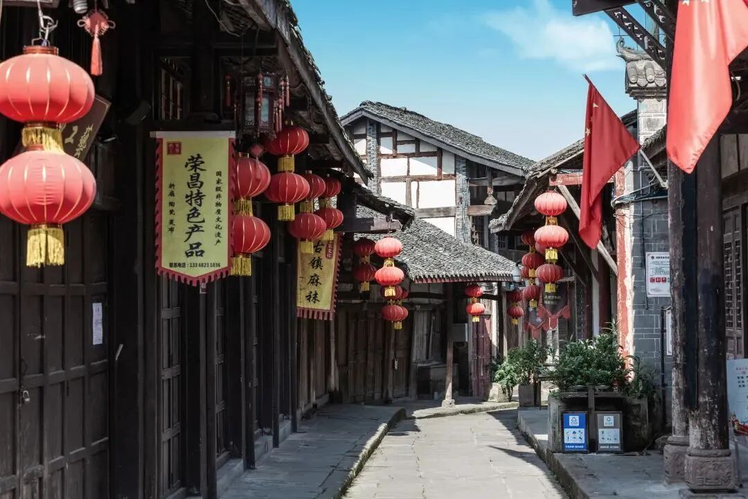 完善基层设施 打造生态休闲景区近日,在清升镇古佛山景区的梯田花海