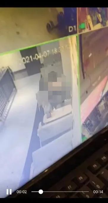 继优衣库后,星巴克也爆出大尺度不雅视频(图2) 继优衣库后,星巴克也爆出大尺度不雅视频