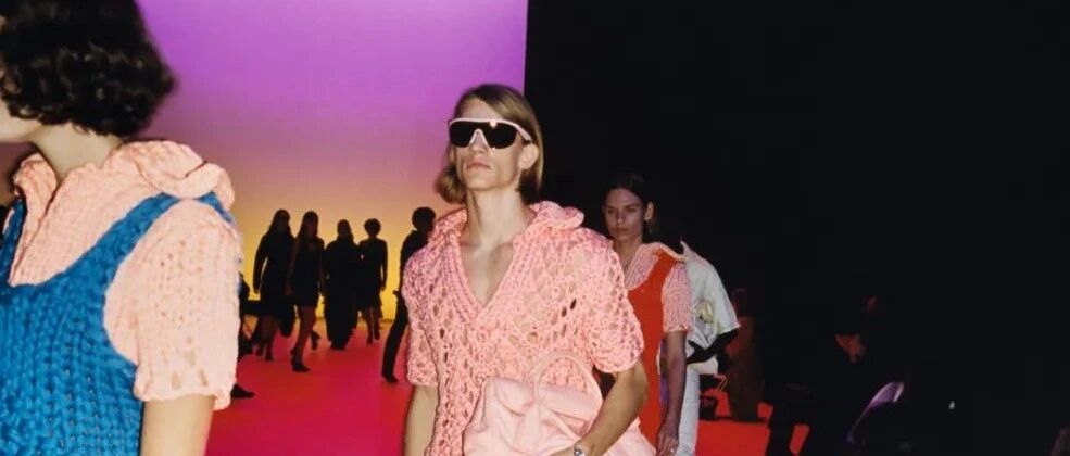 三本书和一场逆行的 Bottega Veneta 大秀