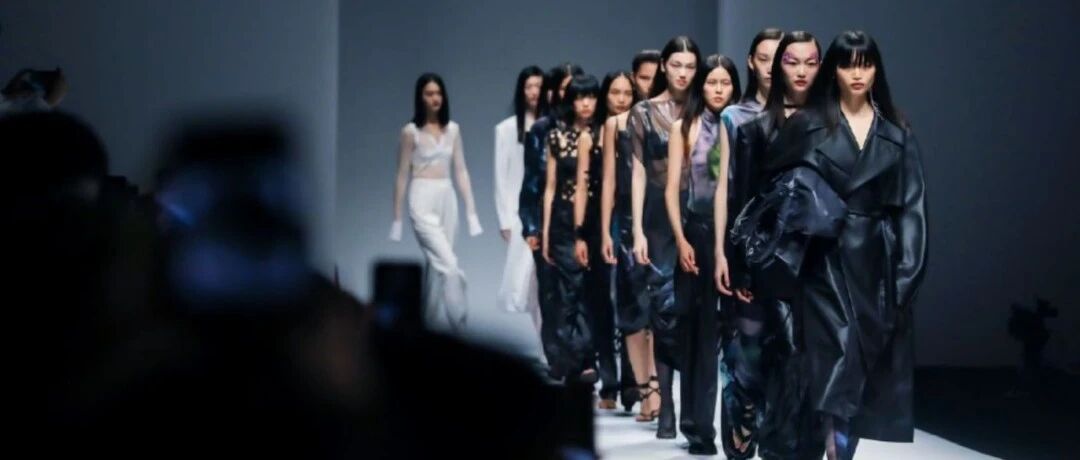 今年的上海时装周，从绝境里捞出了机会。