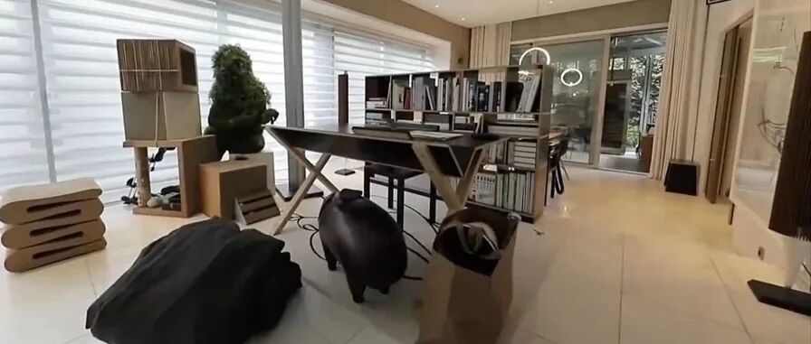 Henry睡帐篷、Kai不剪吊牌、刘亚仁检讨、孝渊住郊区，生活里的爱豆原来这么真实。