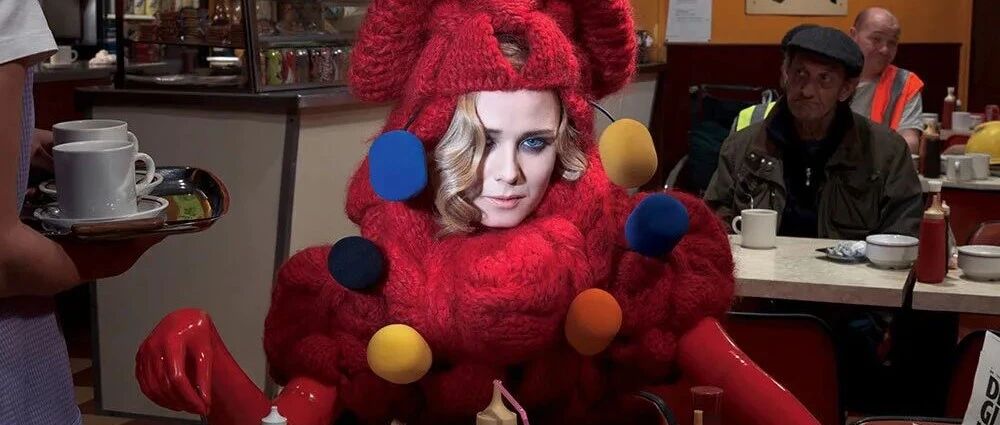 那些无人敢挑战的衣服，都被这位女歌手打包了。