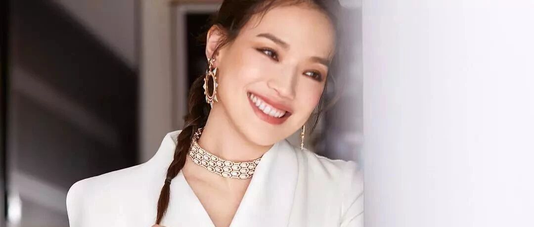 不在意雀斑、白发和过敏，她很明白自己美在哪里。