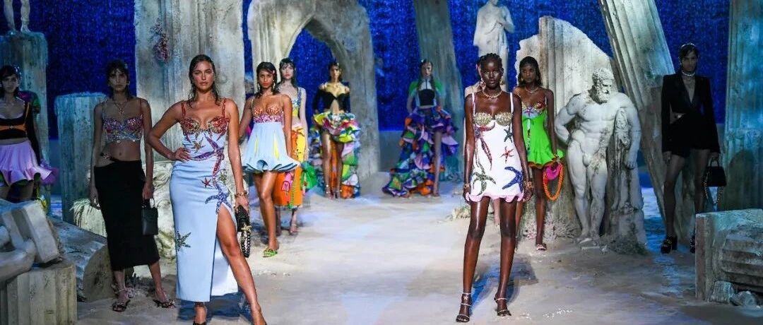 把秀场搬到海底，为美杜莎平反——Versace这季玩很大！