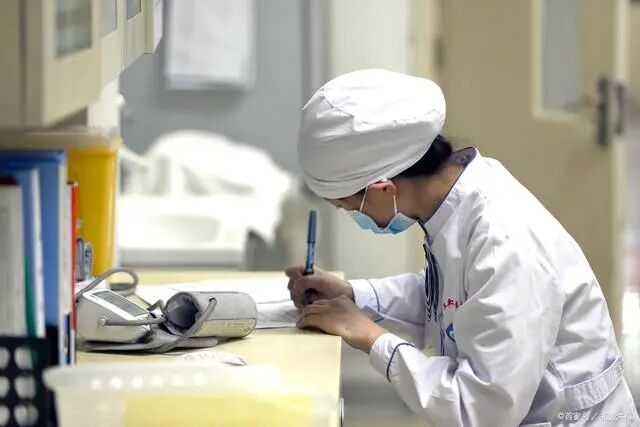 护士冲管导致患者血栓，医院让护士完全承担全部责任