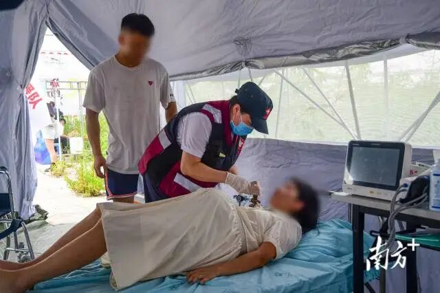 模拟发生重大公共卫生事件时展开救援  南方+ 彭深 拍摄