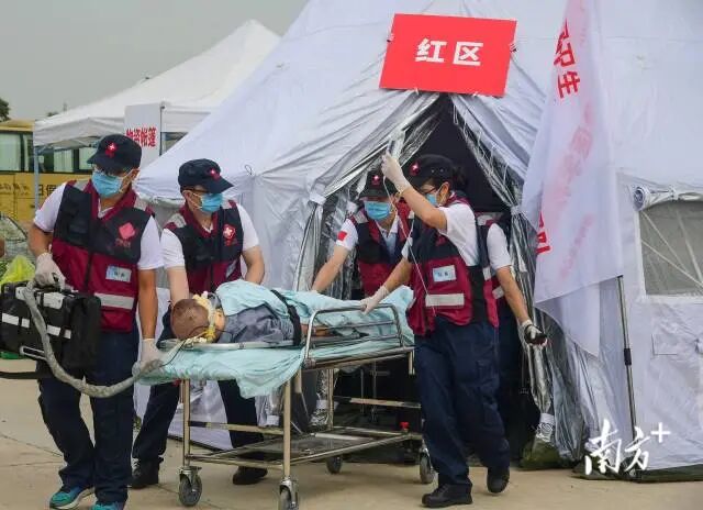 模拟发生重大公共卫生事件时展开救援  南方+ 彭深 拍摄