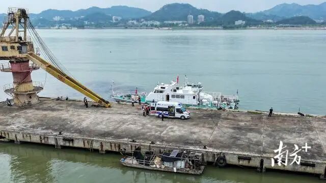 模拟发生重大公共卫生事件时展开救援  南方+ 彭深 拍摄