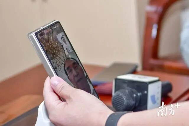 “汕头市中心医院非常优秀，我放心！”陈鑫哲说。 南方+ 彭深 拍摄