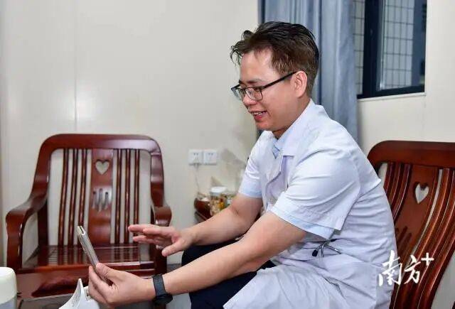 在汕头市中心医院脑血管病区，黄楚明正通过微信视频电话了解陈鑫哲恢复情况。  南方+ 彭深 拍摄