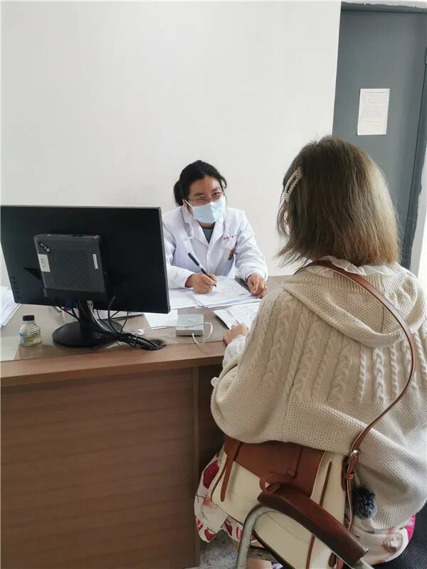 张金玲抗疫战线母女兵黄燕虹医生是汕大精卫中心心理咨询中心负责人