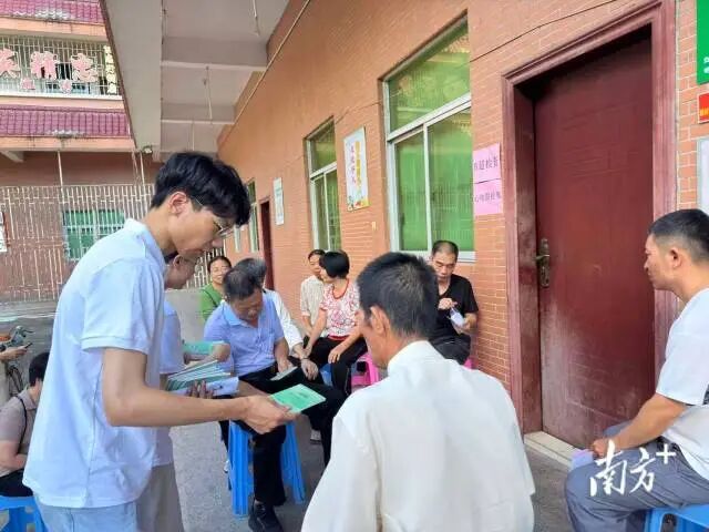 分发健康素养手册 受访者 供图