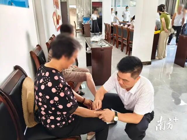 村卫生站村医和家庭医生团队现场为居民提供中医适宜技术诊疗。