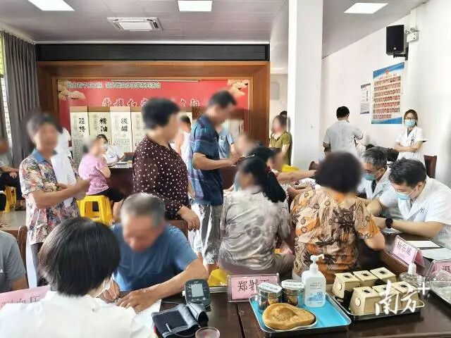 汕头市中医医院专家团队现场开展义诊。