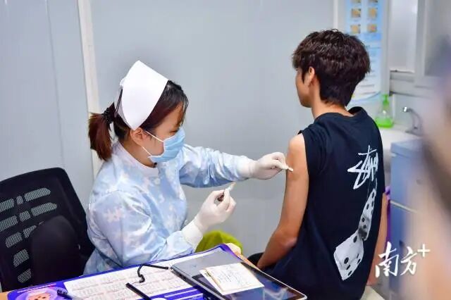粤东首针九价HPV男性疫苗 。