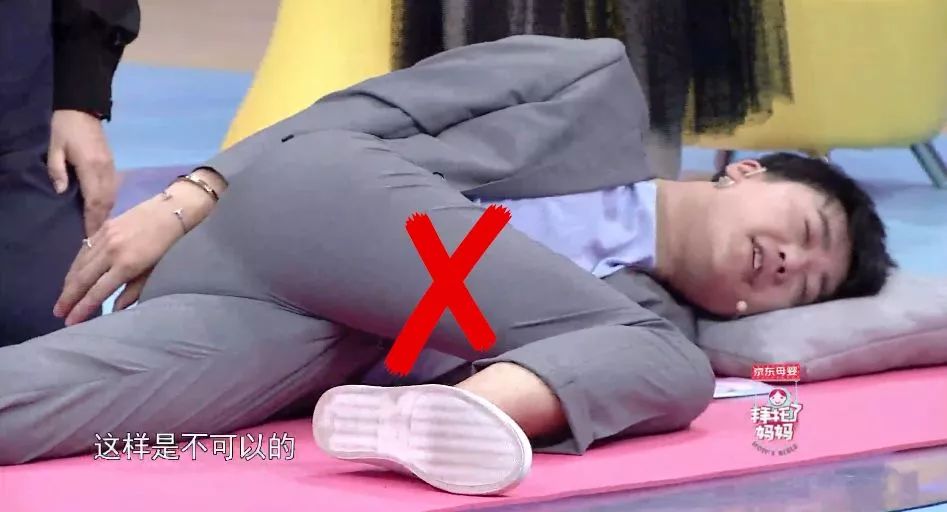 【汕头月嫂佳贝爱】睡觉这个睡姿极其损伤盆骨,产后尤为注意!