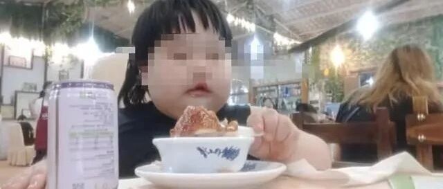 3岁女孩被爸妈喂到70斤当吃播赚钱 网友气炸：孩子是“工具人”？