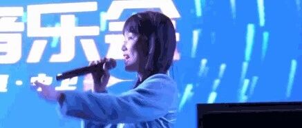 歌手黄龄演出时跌落舞台受伤，承办方回应让网友怒了…