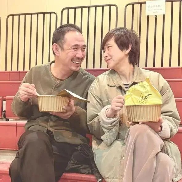 贾一平夫妇分享美国生活!吃盒饭笑的合不拢嘴,贾一平老态很明显