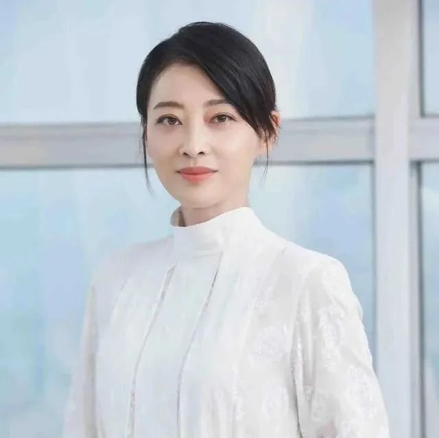 梅婷和鄢颇离婚16年了,他们的生活相差太大