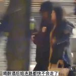 47岁“小燕子”回国参加饭局，醉酒后走路踉跄，需人搀扶坐进车里