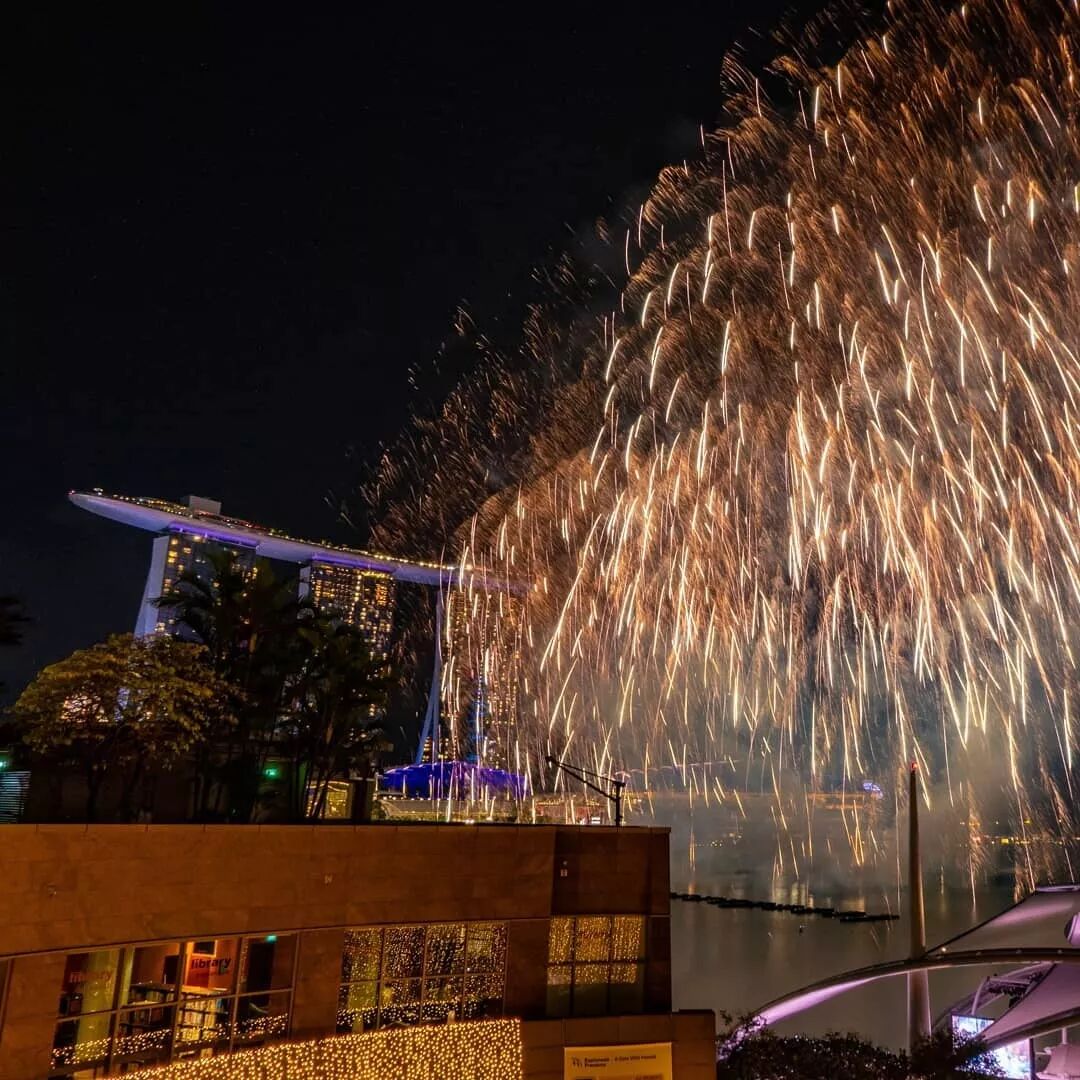 赏灯会、看烟花、品美食，新加坡充满中国年味！