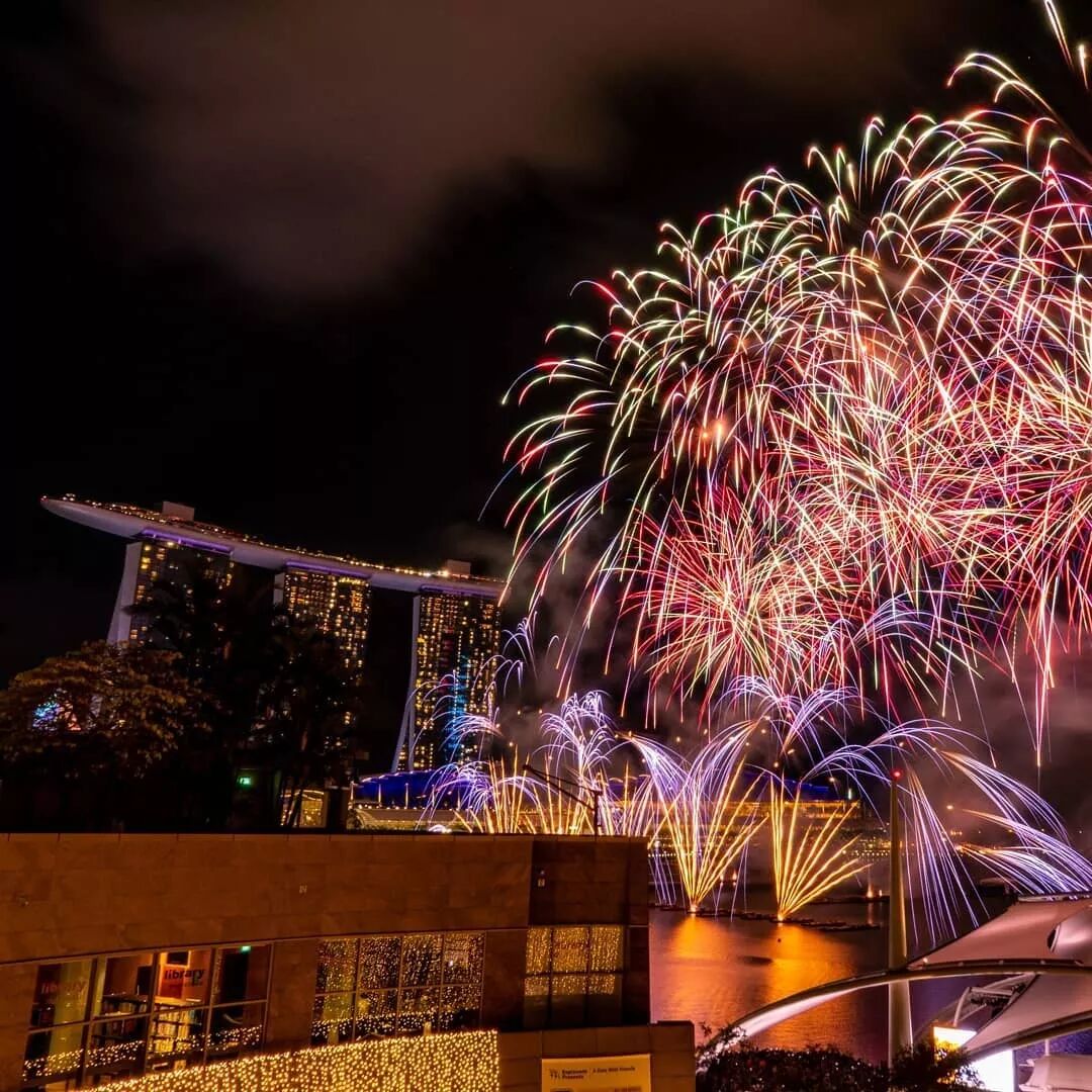 赏灯会、看烟花、品美食，新加坡充满中国年味！