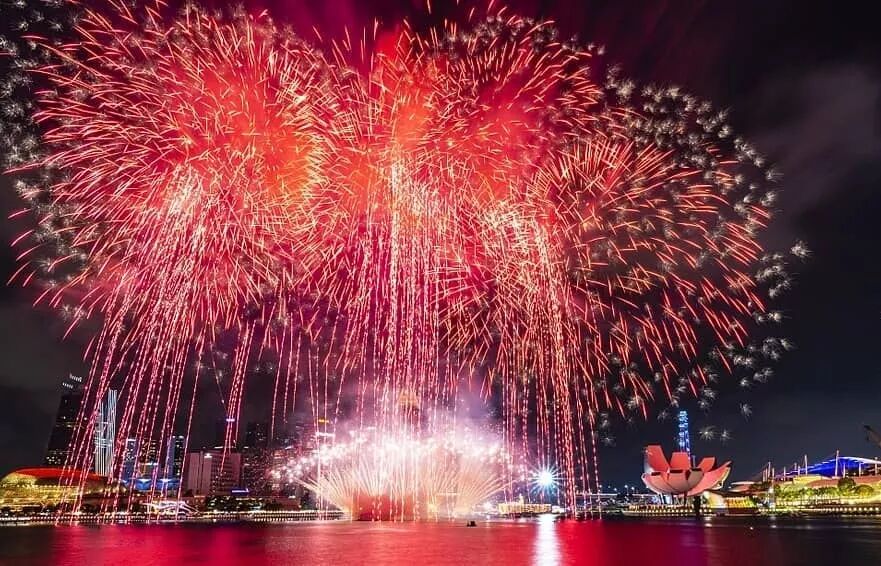 赏灯会、看烟花、品美食，新加坡充满中国年味！