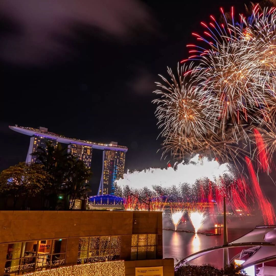 赏灯会、看烟花、品美食，新加坡充满中国年味！