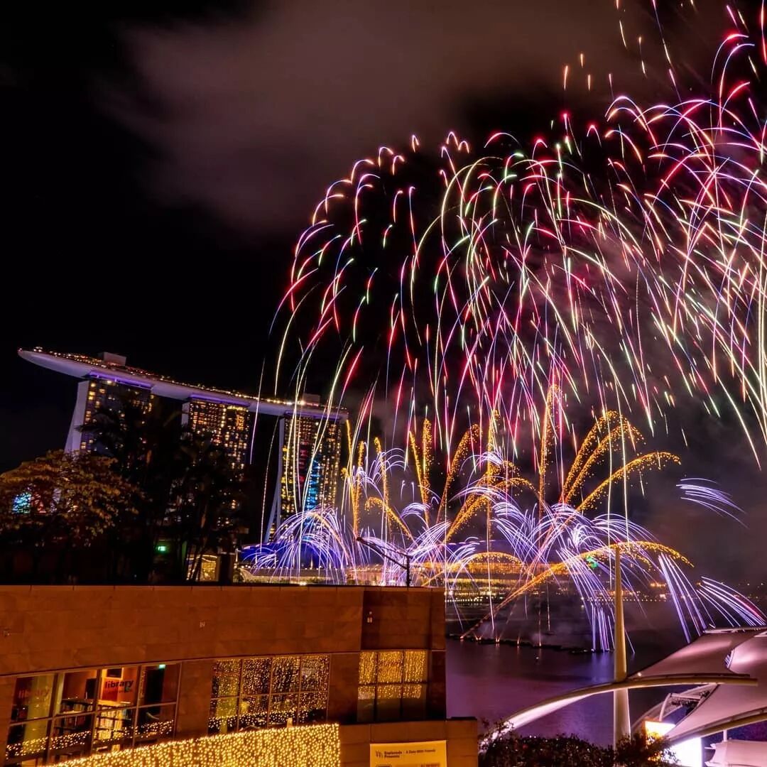 赏灯会、看烟花、品美食，新加坡充满中国年味！