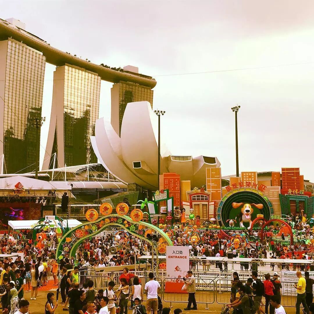 赏灯会、看烟花、品美食，新加坡充满中国年味！