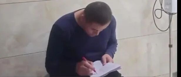 老师边陪产边改作业感动网友：既当老师，又当父母，原来这么不容易！