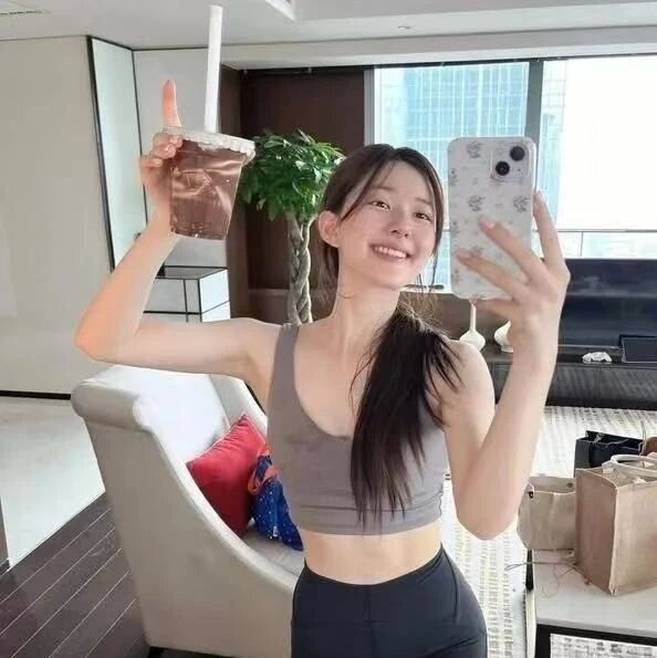 赵露思《许我耀眼》热播,她的家也火了!140㎡超大客厅,宠物满屋太治愈了!