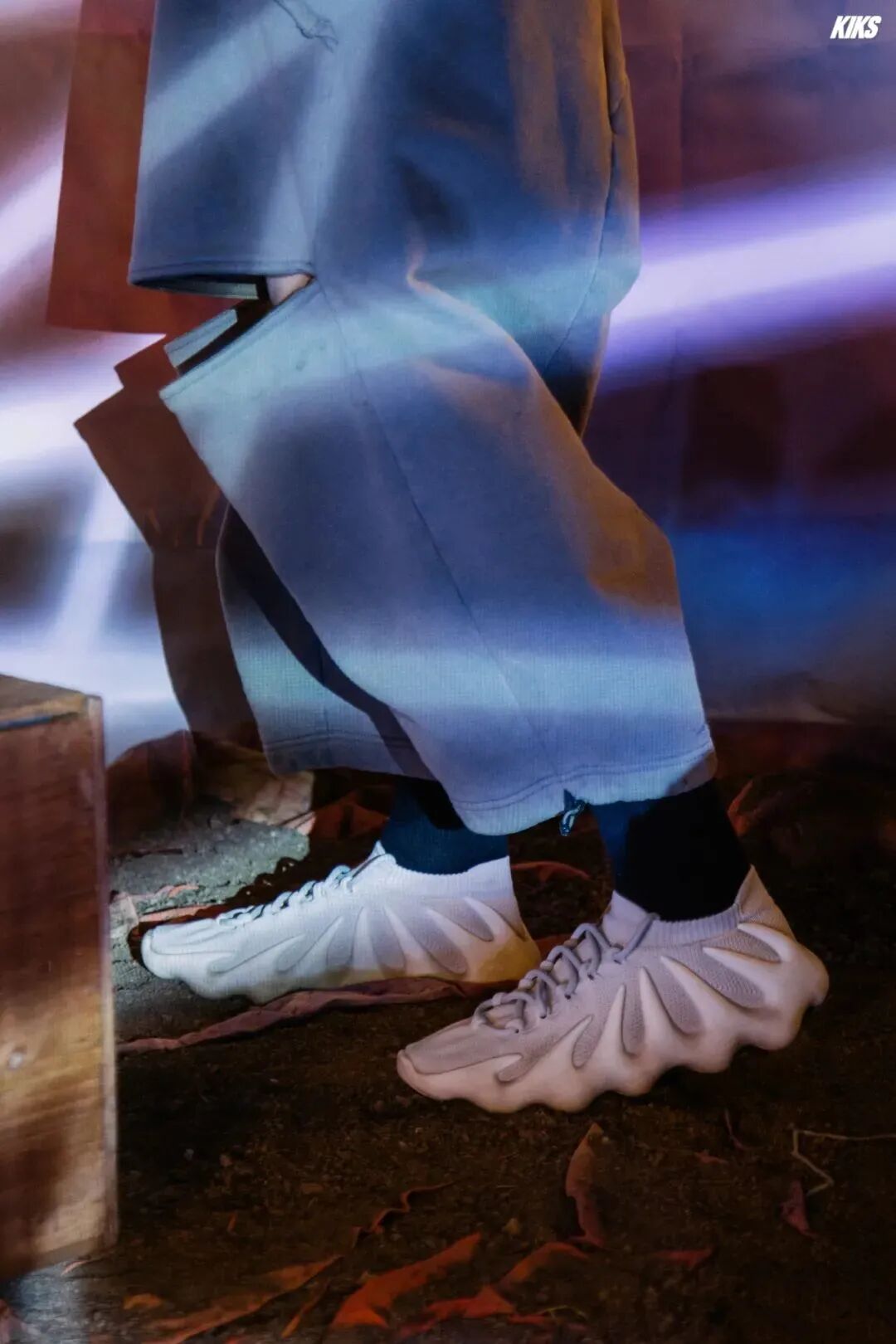 yeezy 450「cloud white」将于 2021 年 10月 27 日发售,发售价 1799