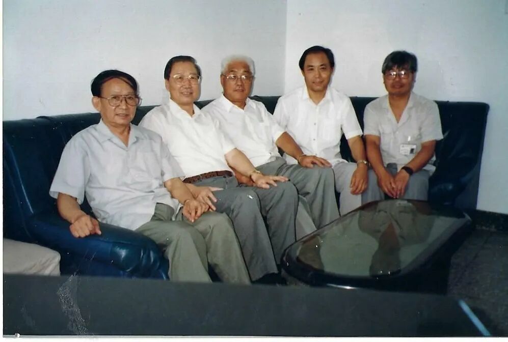 李靖塘(左二)和学院常务副院长(执行董事)林德忠交流北京市交电公司