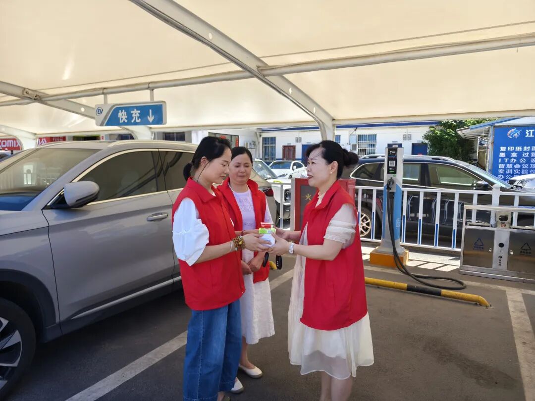 長運物業(yè) 開展“夏日送清涼”活動