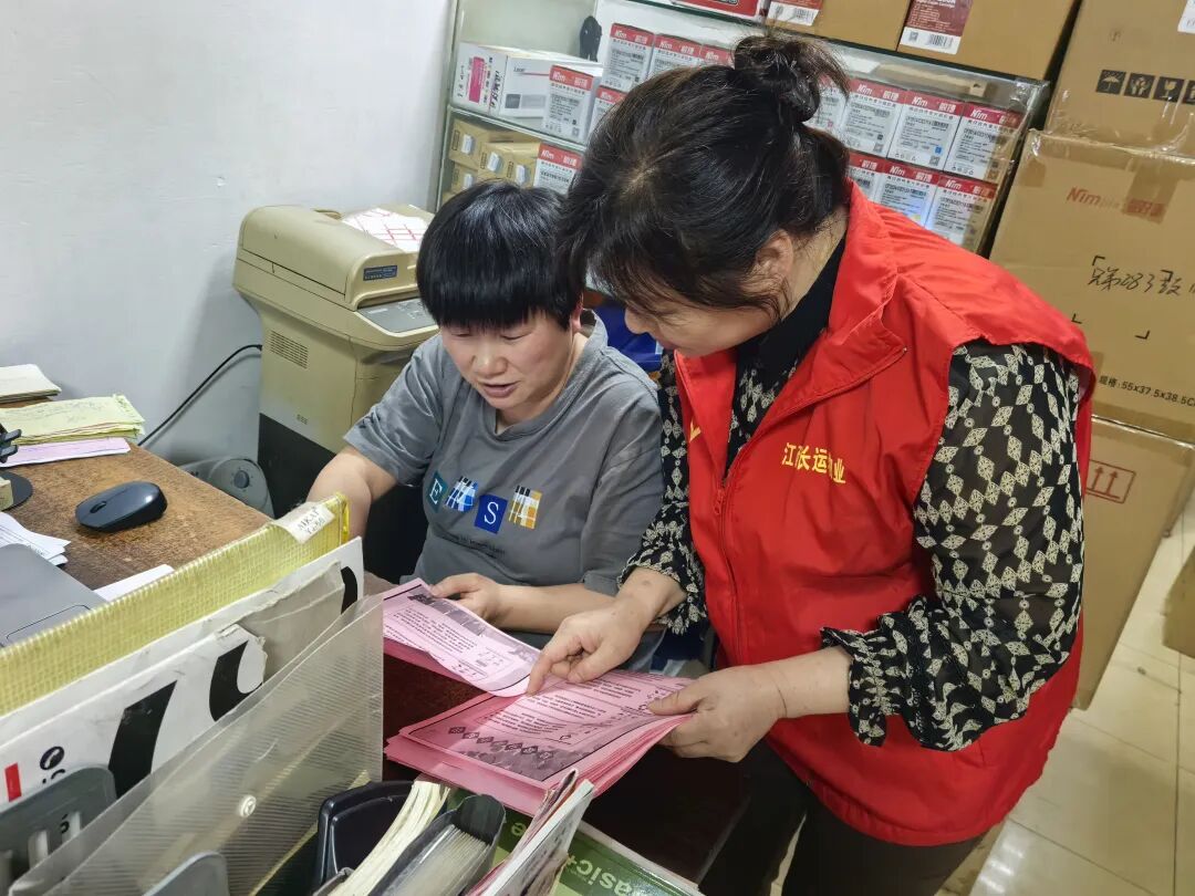 長運物業(yè) 開展上門宣傳活動