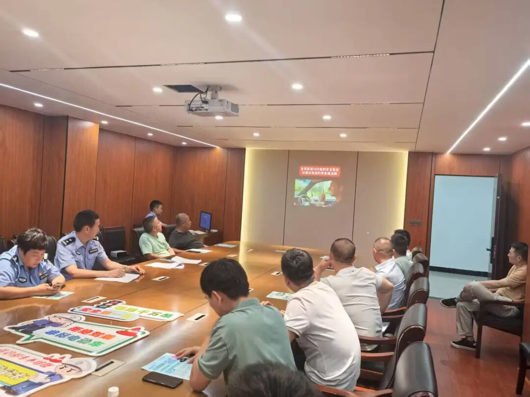 鄱陽長運：鄱陽交警深入鄱陽長運公司開展交通安全警示教育